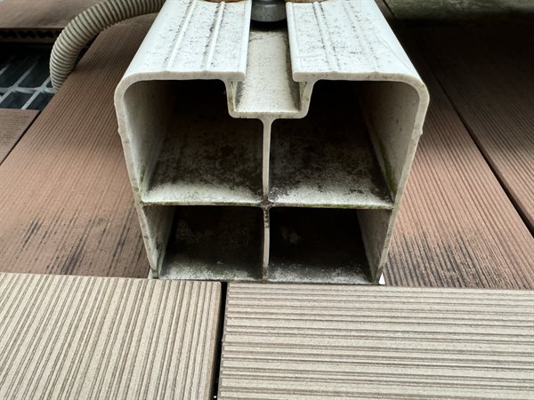 樹脂製エアコン架台のよごれ