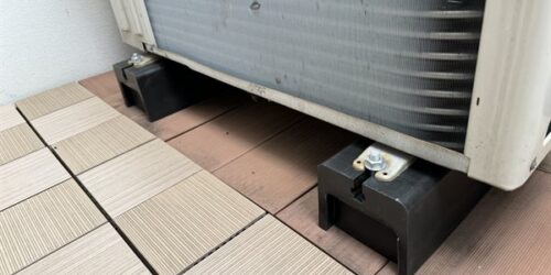 振動対策で樹脂製の軽いエアコン架台を重いリサイクロックに交換
