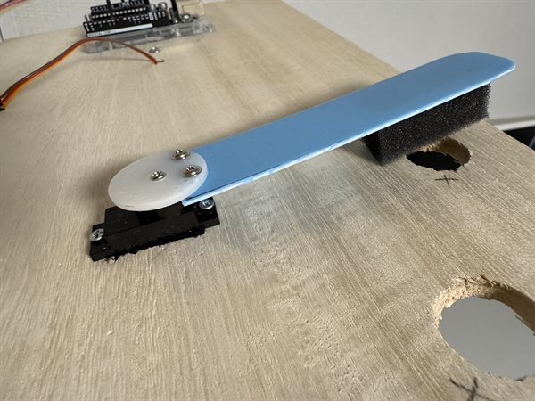 木材の加工とマイクロサーボの取り付け