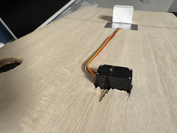 木材の加工とマイクロサーボの取り付け