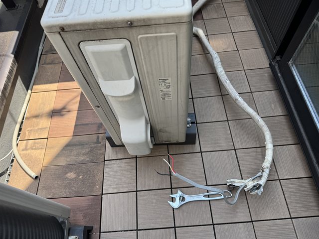 冷媒管を外す